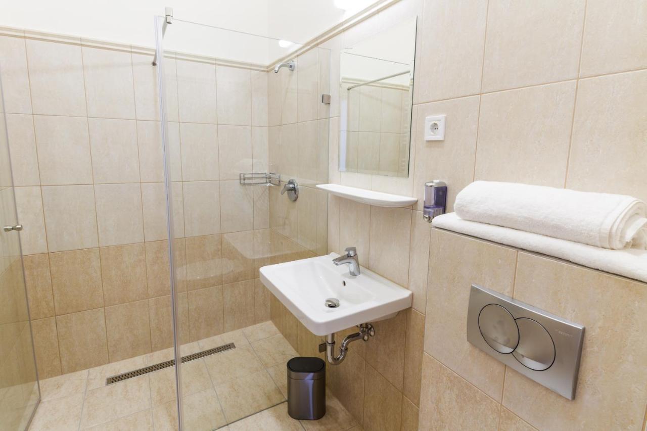 Domus Peregrini Apartmanok Gyor Exterior photo